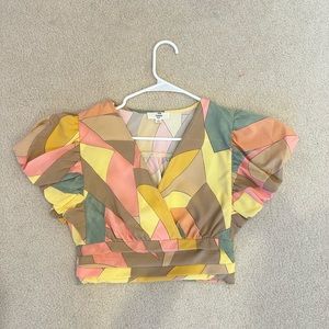 Cute Cropped top with ruffled shoulders and elastic back